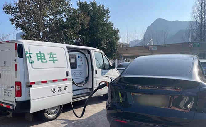 昂仁汽车搭电